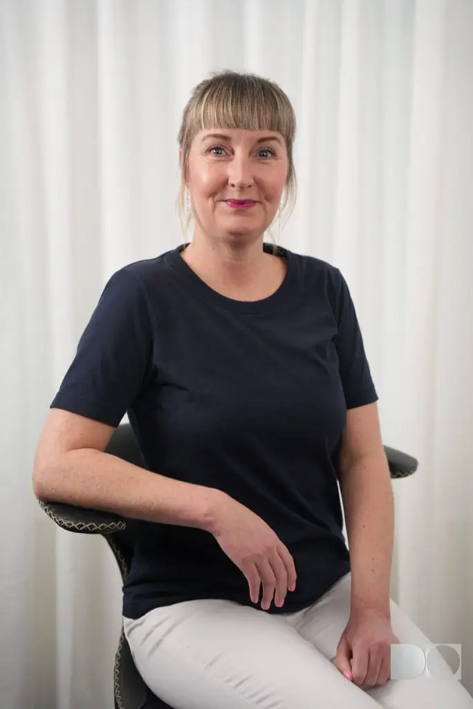 Portræt af klinikassistent Stine i klinikmiljø