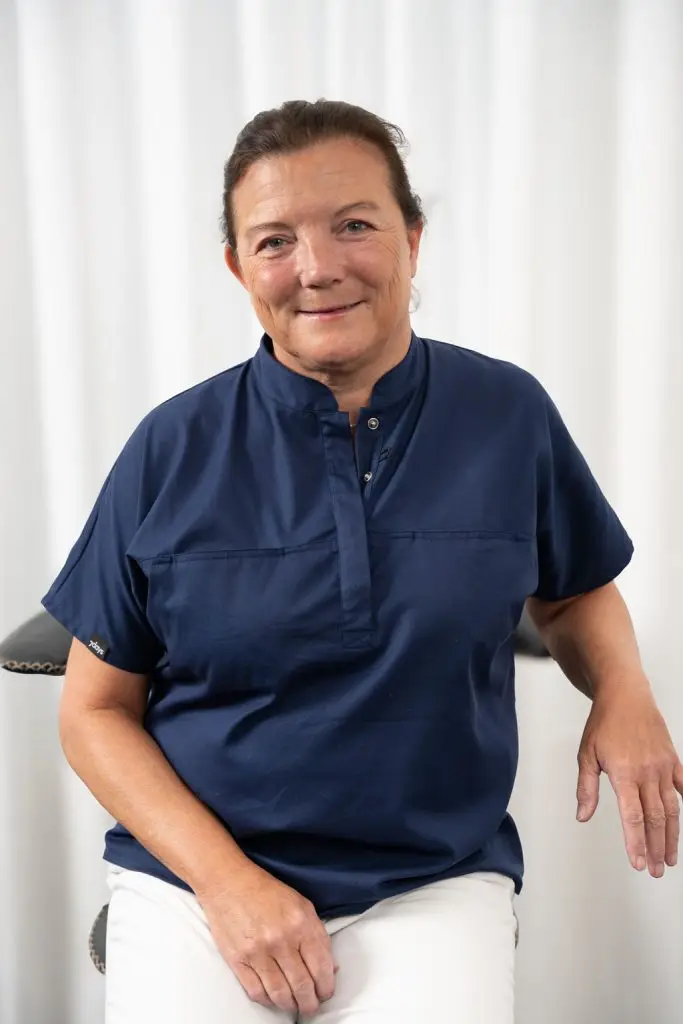 Portræt af klinikassistent Lotte i klinikmiljø