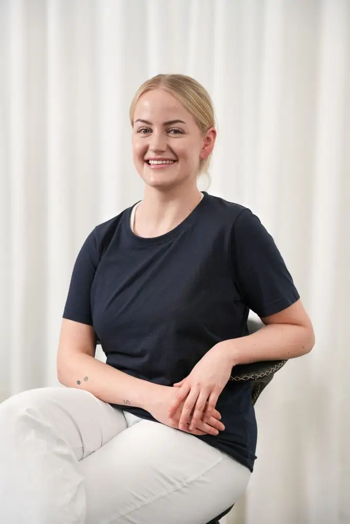 Portræt af klinikassistent elev Andrea i klinikmiljø