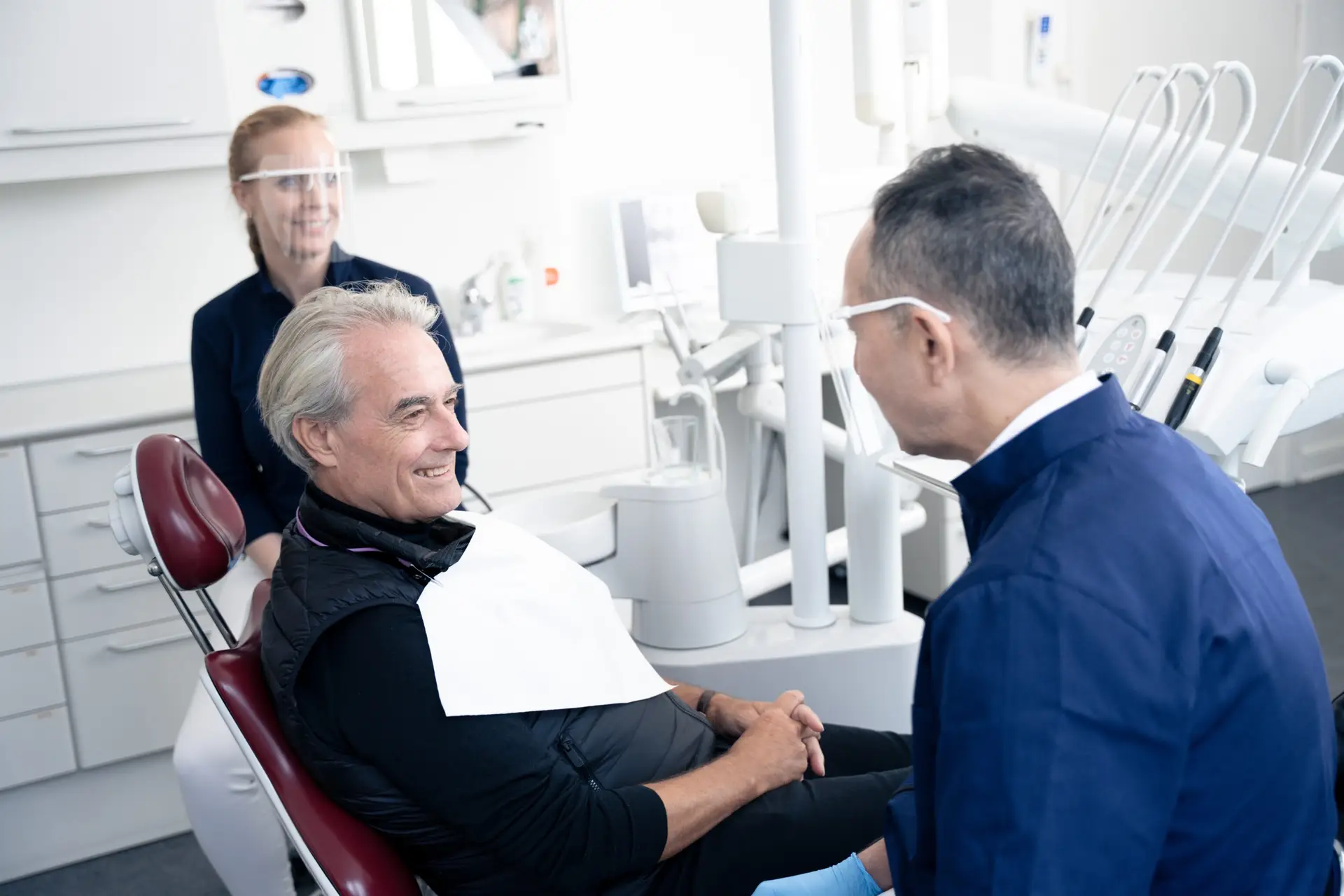 En ny patient bliver mødt med et smil og en afslappet snak i tandlægestolen.